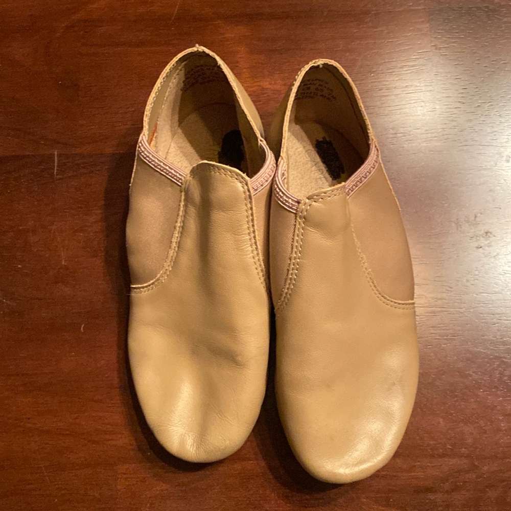 Women’s or girls 7 medium Capezio Jazz shoe in tan.